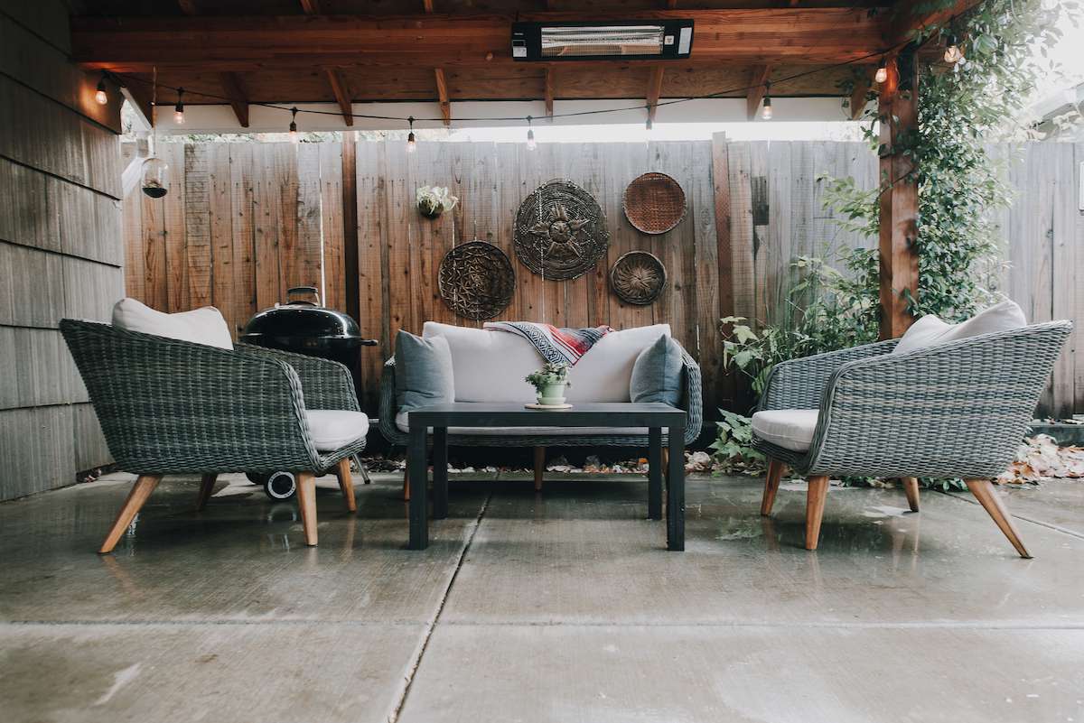 装满了几把椅子的甲板，在装饰装饰的栅栏前面