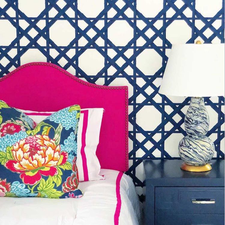 大胆的紫红色和皇家蓝色卧室。