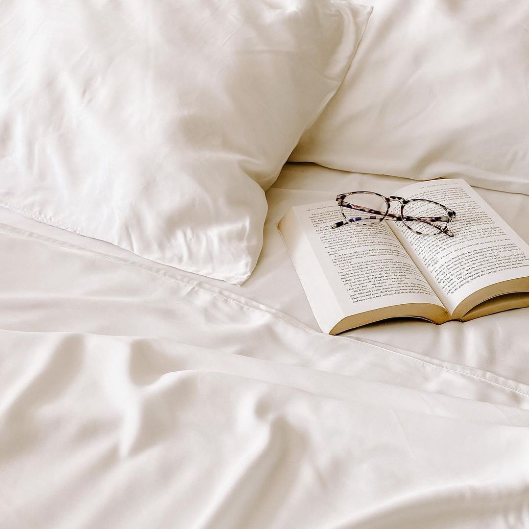 与开放书的白色床。