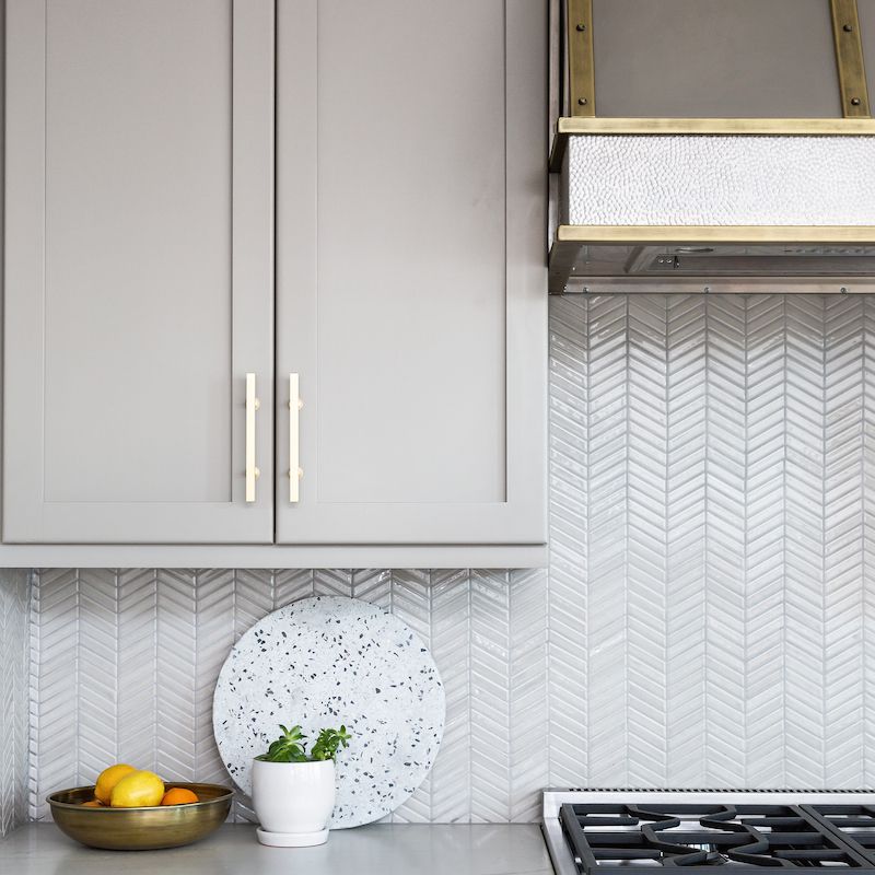 带浅灰色橱柜和银色电器的厨房