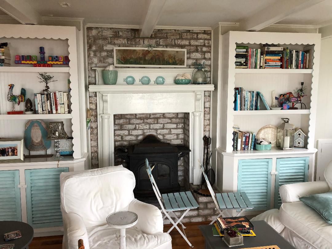 之前拍摄的凌乱的客厅。