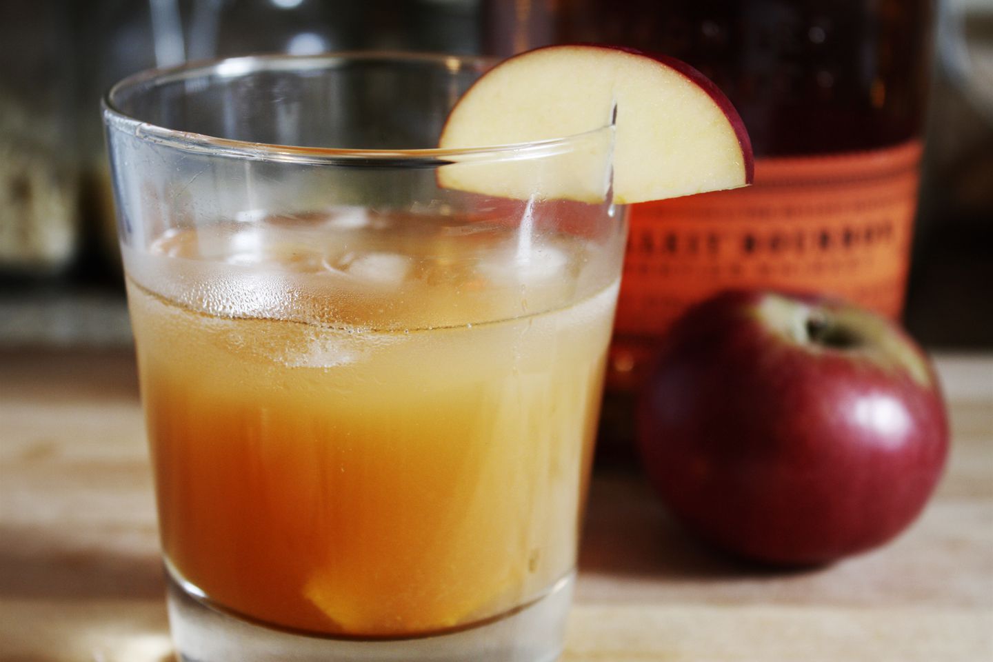 在一个岩石玻璃的苹果制品鸡尾酒用苹果楔子。