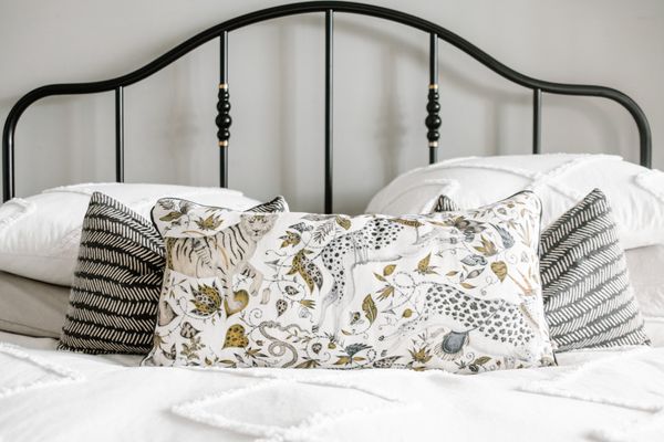 白色床单与定制豹纹枕头。