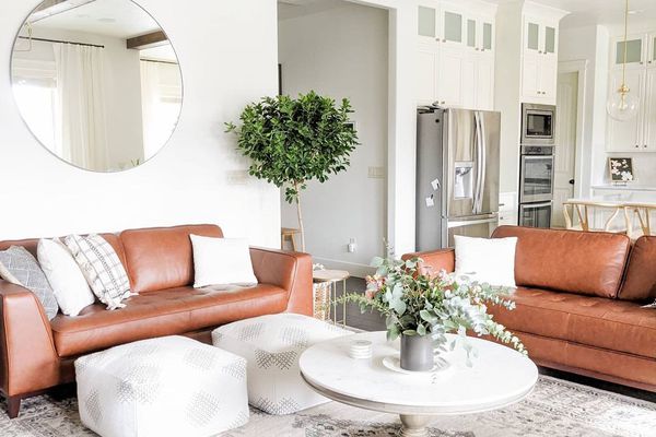 明亮通风的客厅。