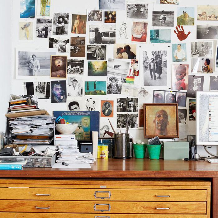 抽屉上方的照片墙