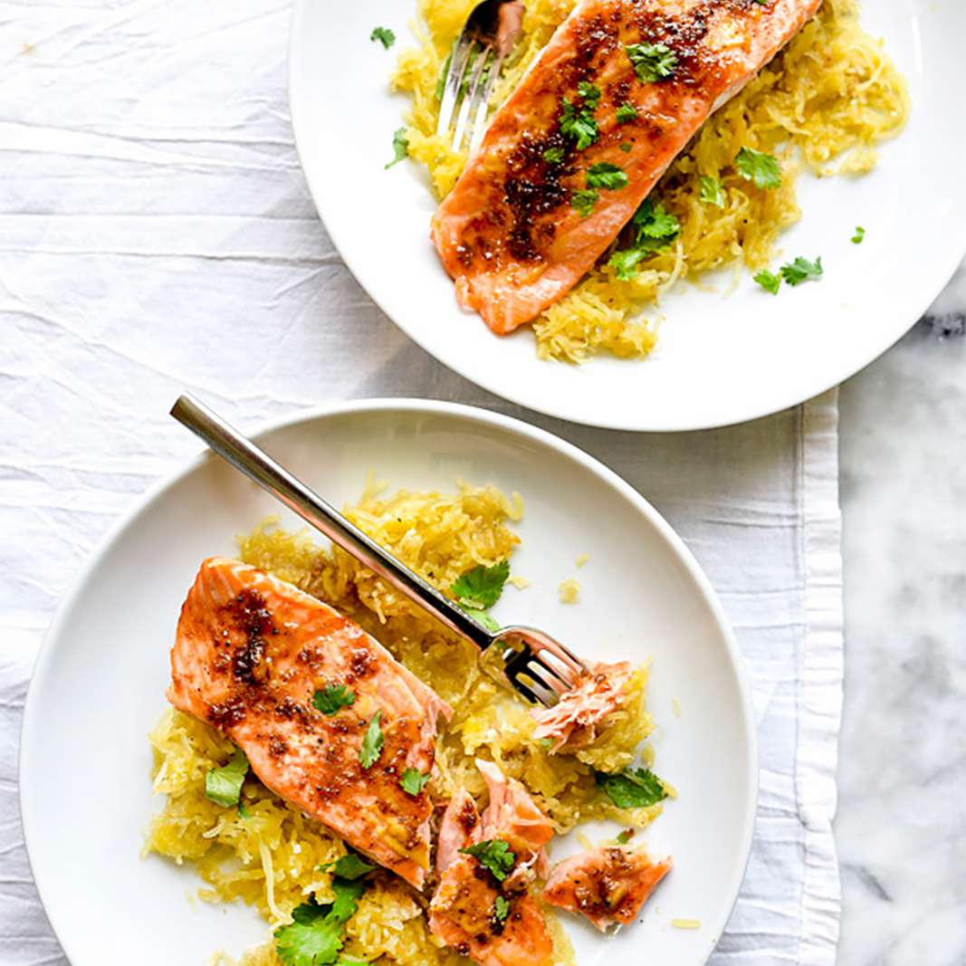 两份三文鱼配南瓜意面，配餐叉。