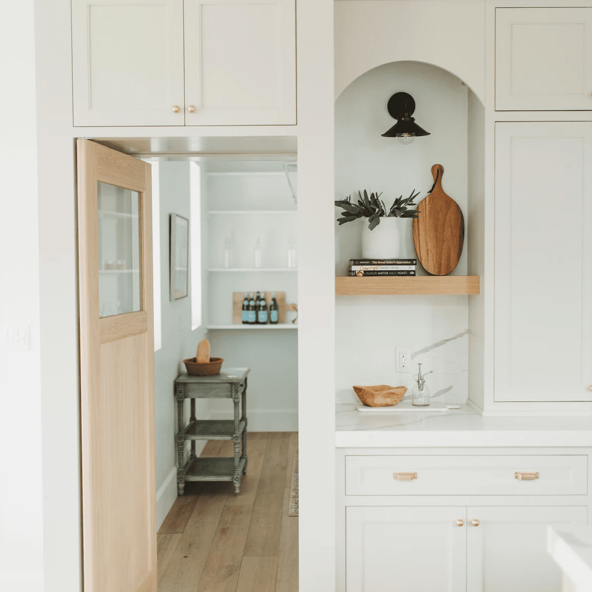 白色厨房，木质厨房门。