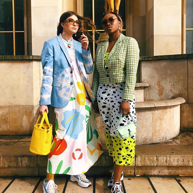 两款时尚的朋友看看谁好像他们的头脑都是由。