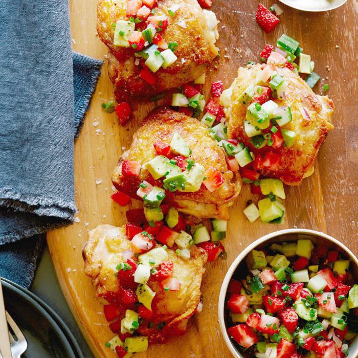 烤鸡草莓和鳄梨沙拉