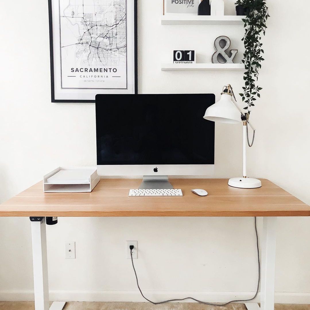 有简单的装饰的现代书桌