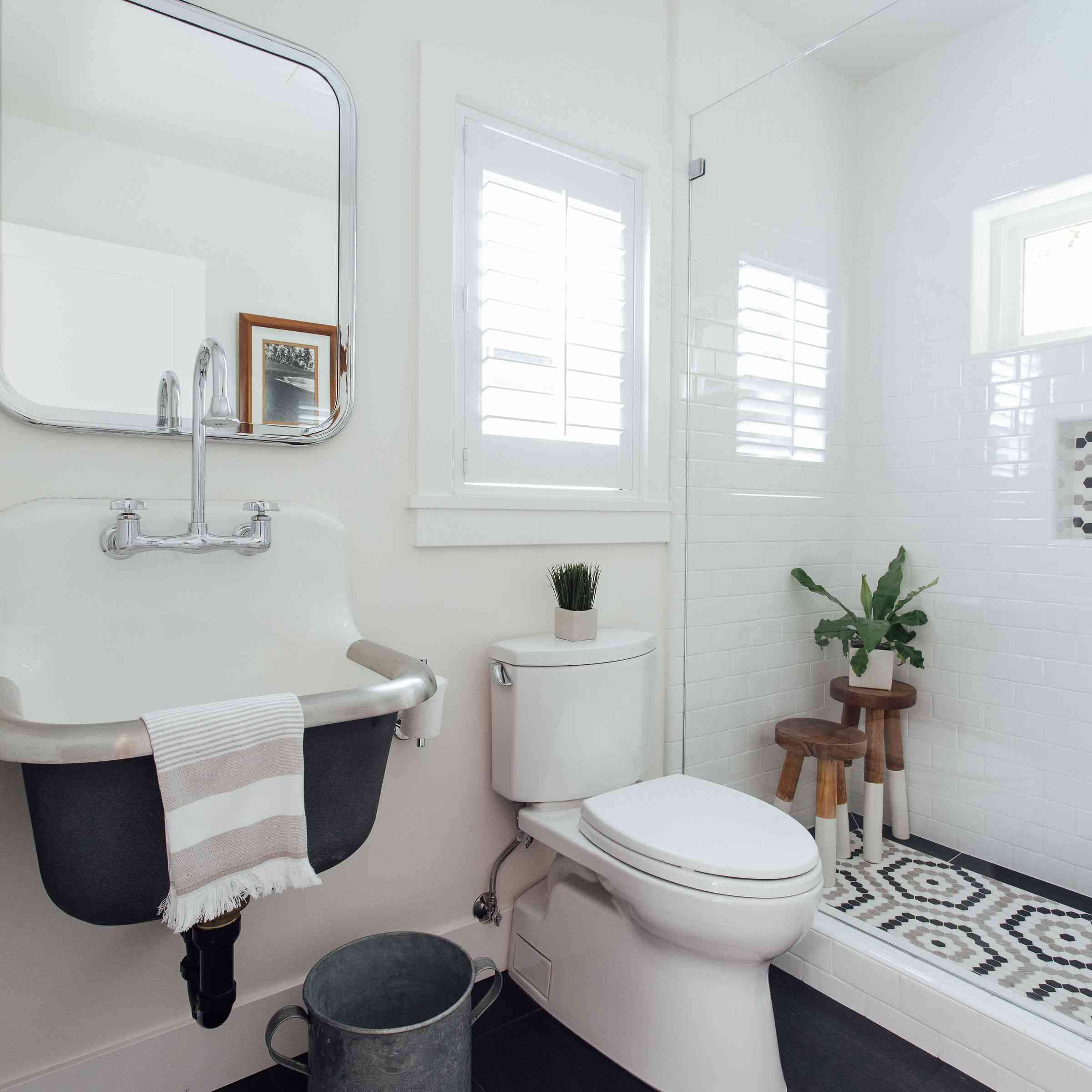 浴室配有农舍浴室