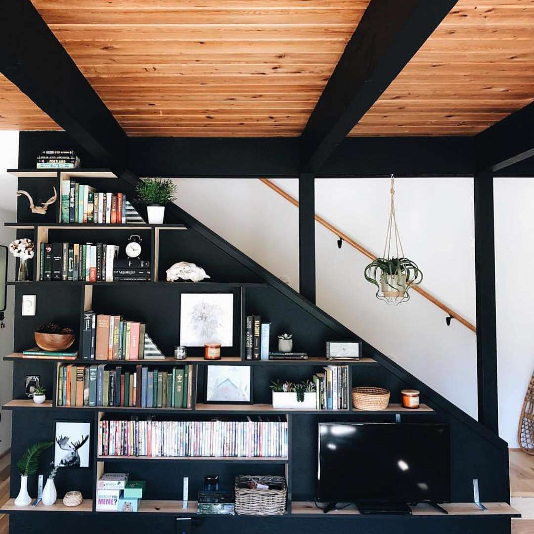 黑色楼梯内置书籍。