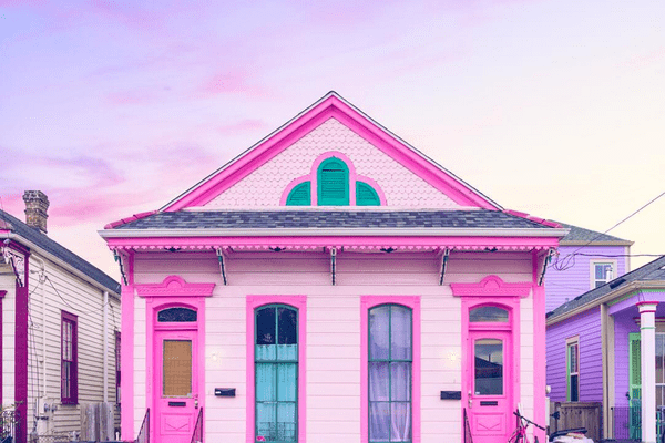 粉红色的房子外