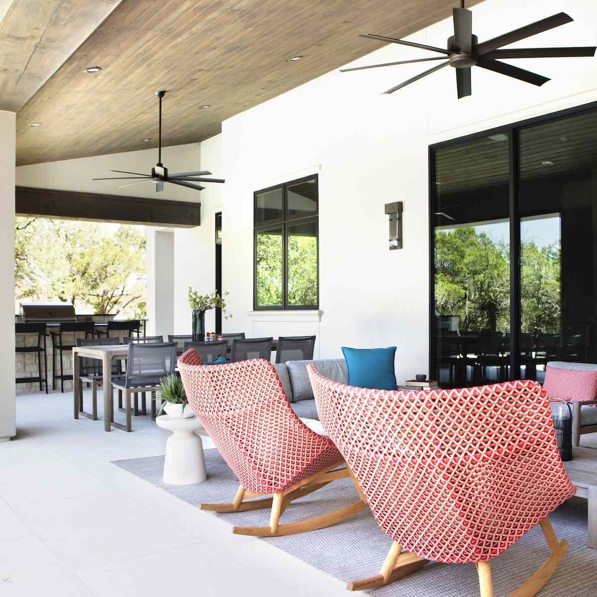 带粉色椅子的户外甲板