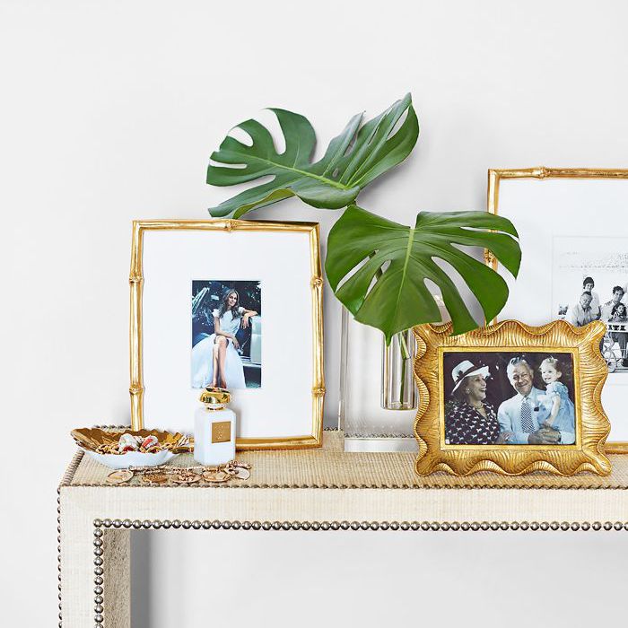 放着家庭照片的架子