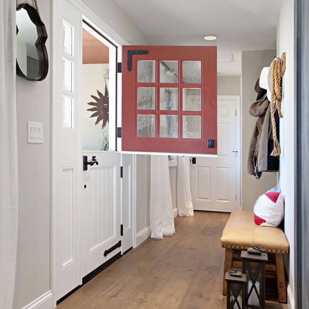 荷兰门里面涂着红漆