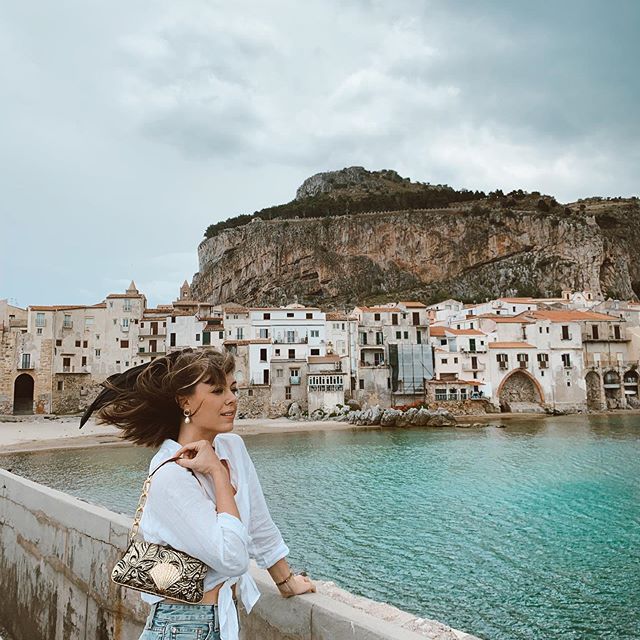 一个女人在国外旅行时站在桥上观光。