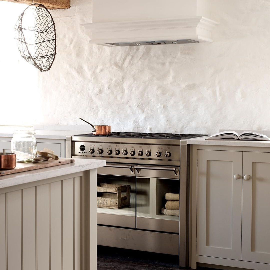 带有纹理墙的厨房