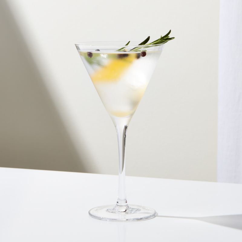 鸡尾酒杯充满豪饮与柠檬和迷迭香小枝的装饰。