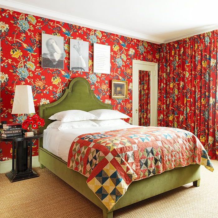 浪漫的卧室想法-红色墙纸