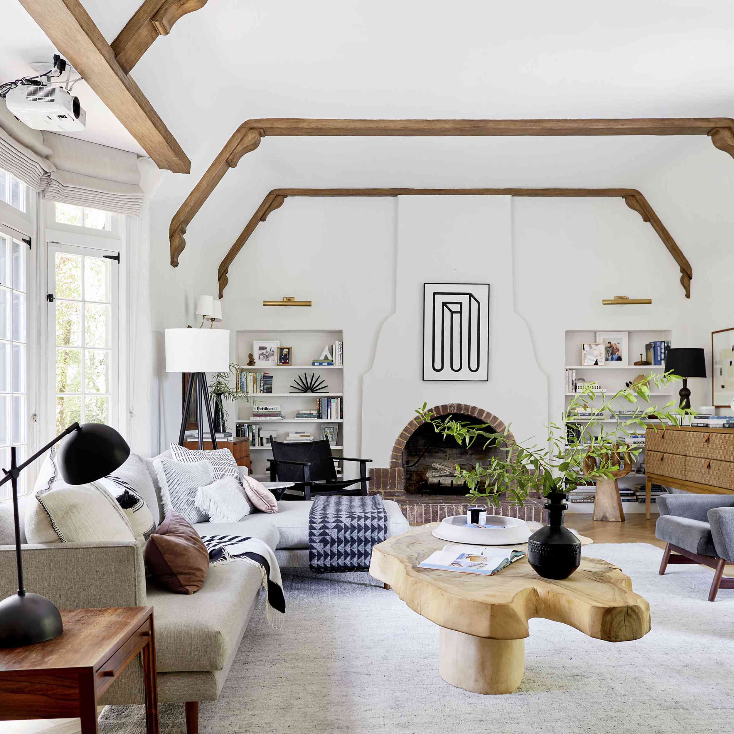 在房间的中心变形虫形茶几的本世纪中叶的现代风格的客厅。