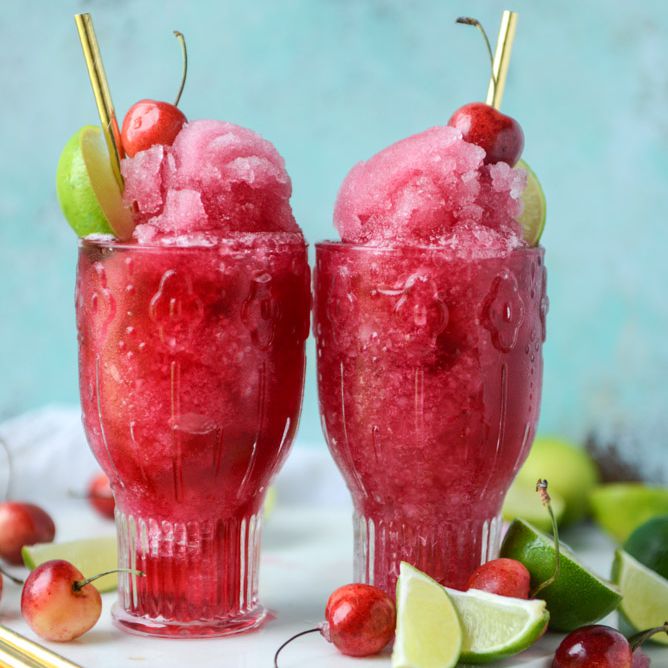 鸡尾酒slushies在一个高大的玻璃与金属稻草。