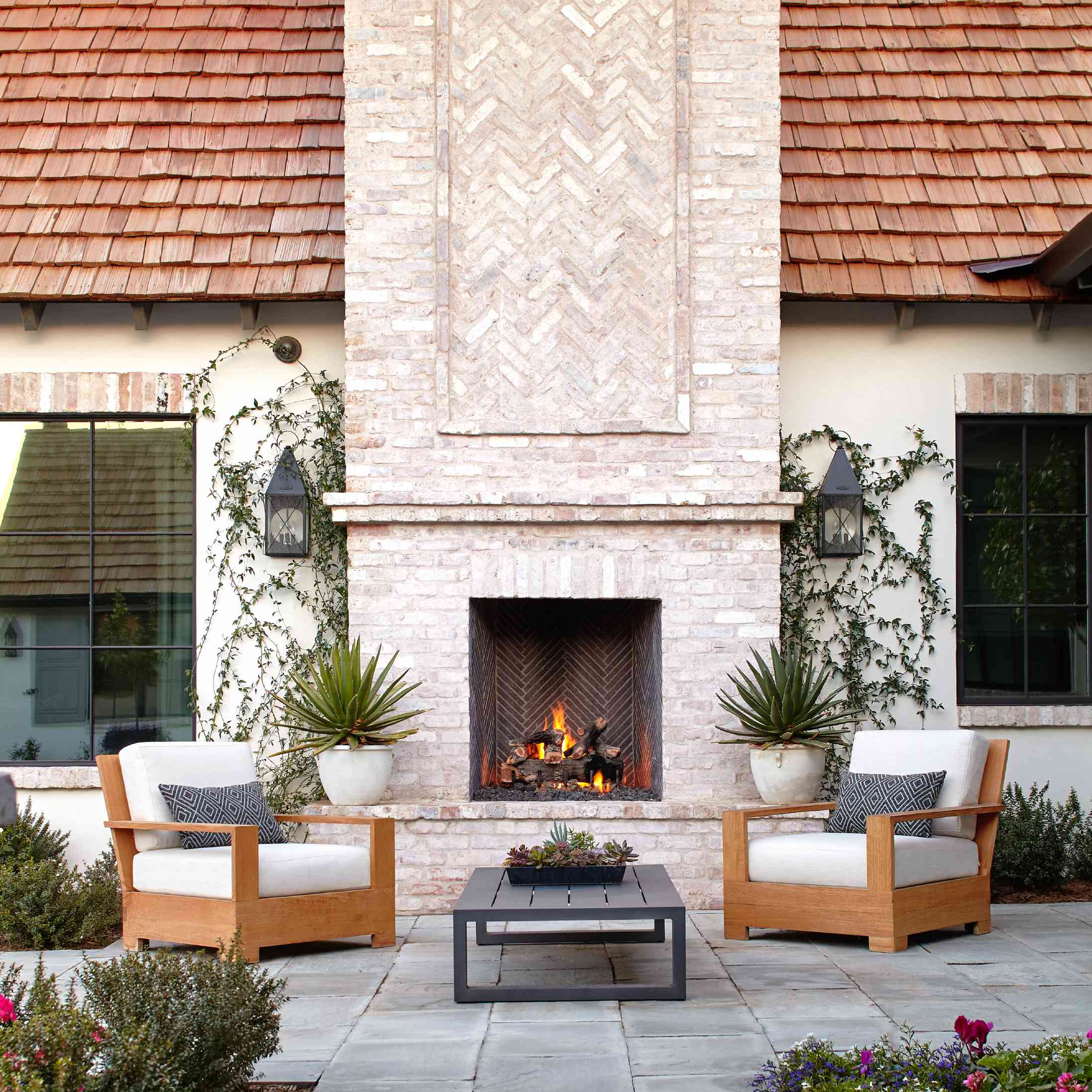 户外壁炉与高大的烟囱，直接建造在家