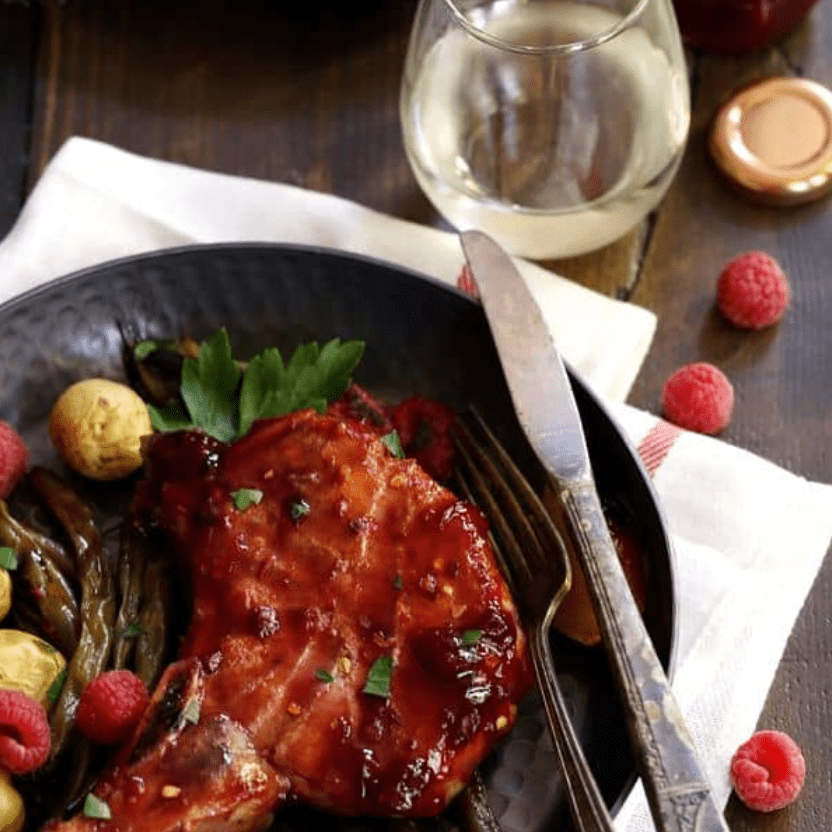 烤盘上覆盆子菠萝猪排