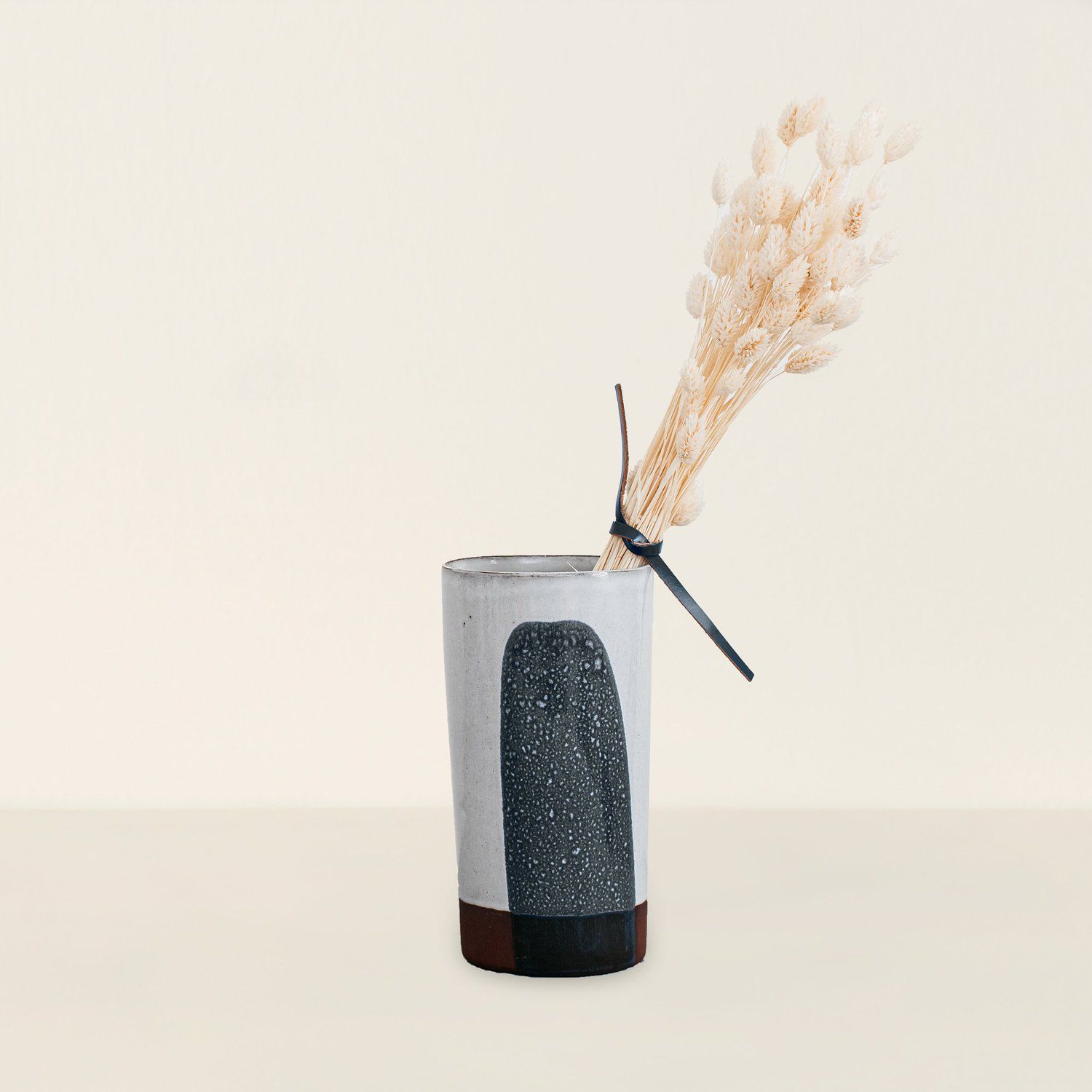 一个引人注目的陶瓷花瓶，目前在Goodee有售