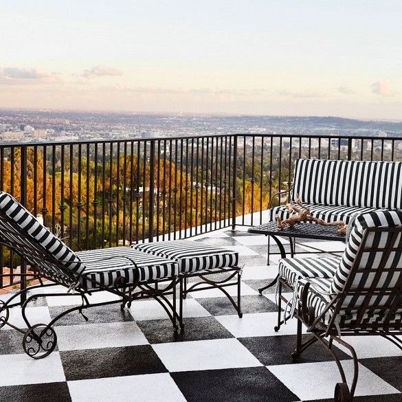 杰西卡·阿尔芭的旅馆屋顶