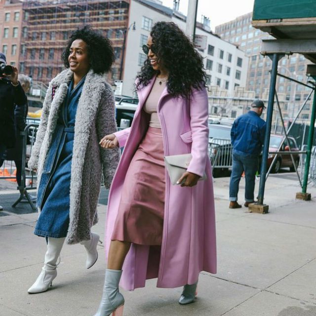 两个女人走在大街上，而彼此追赶。