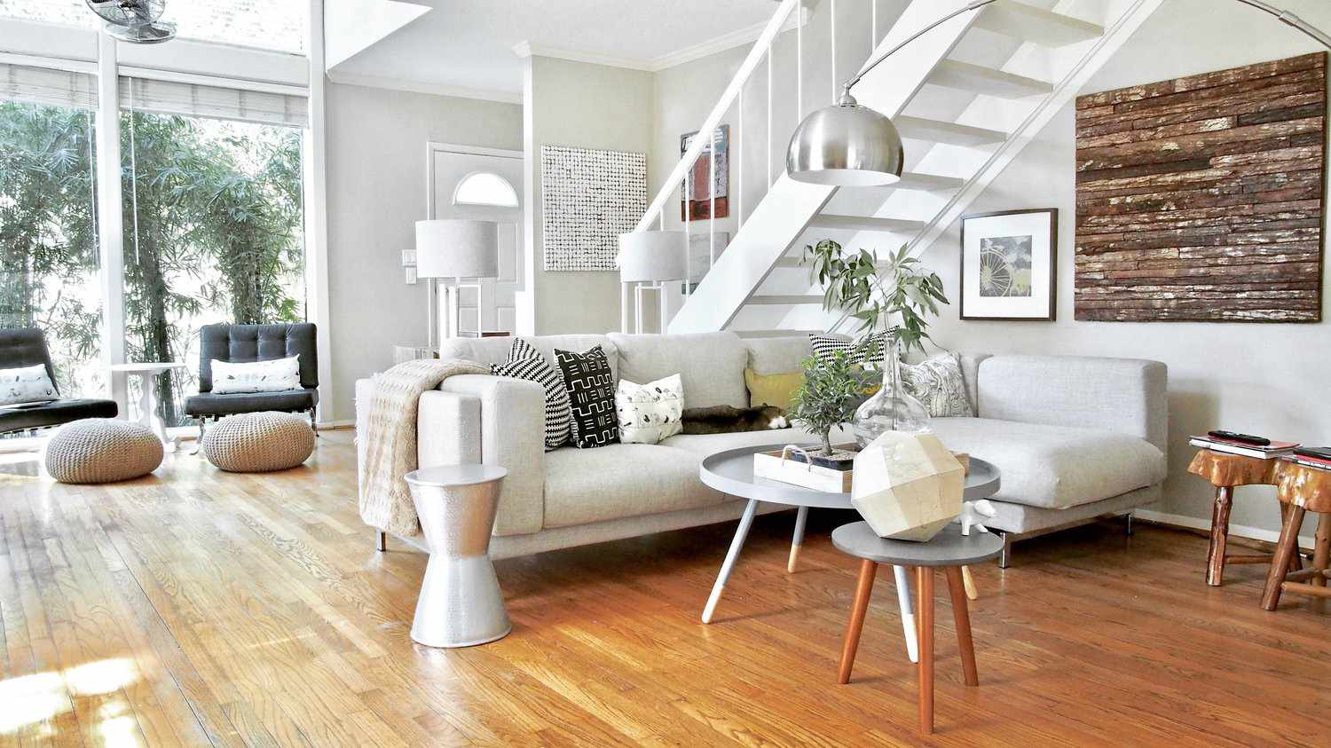 宽敞的灰色客厅