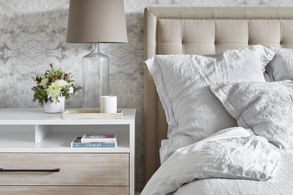 有图案墙纸的卧室