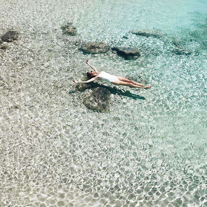 女子漂浮在克罗地亚水