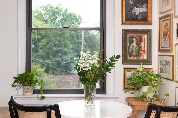 餐厅角落充满了传统的古董艺术。