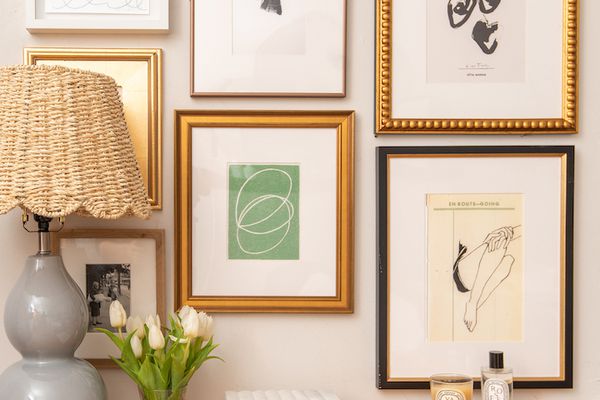 画廊墙上的艺术框架。
