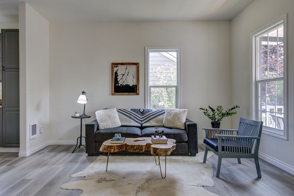 有白色剪切枕头的客厅沙发。