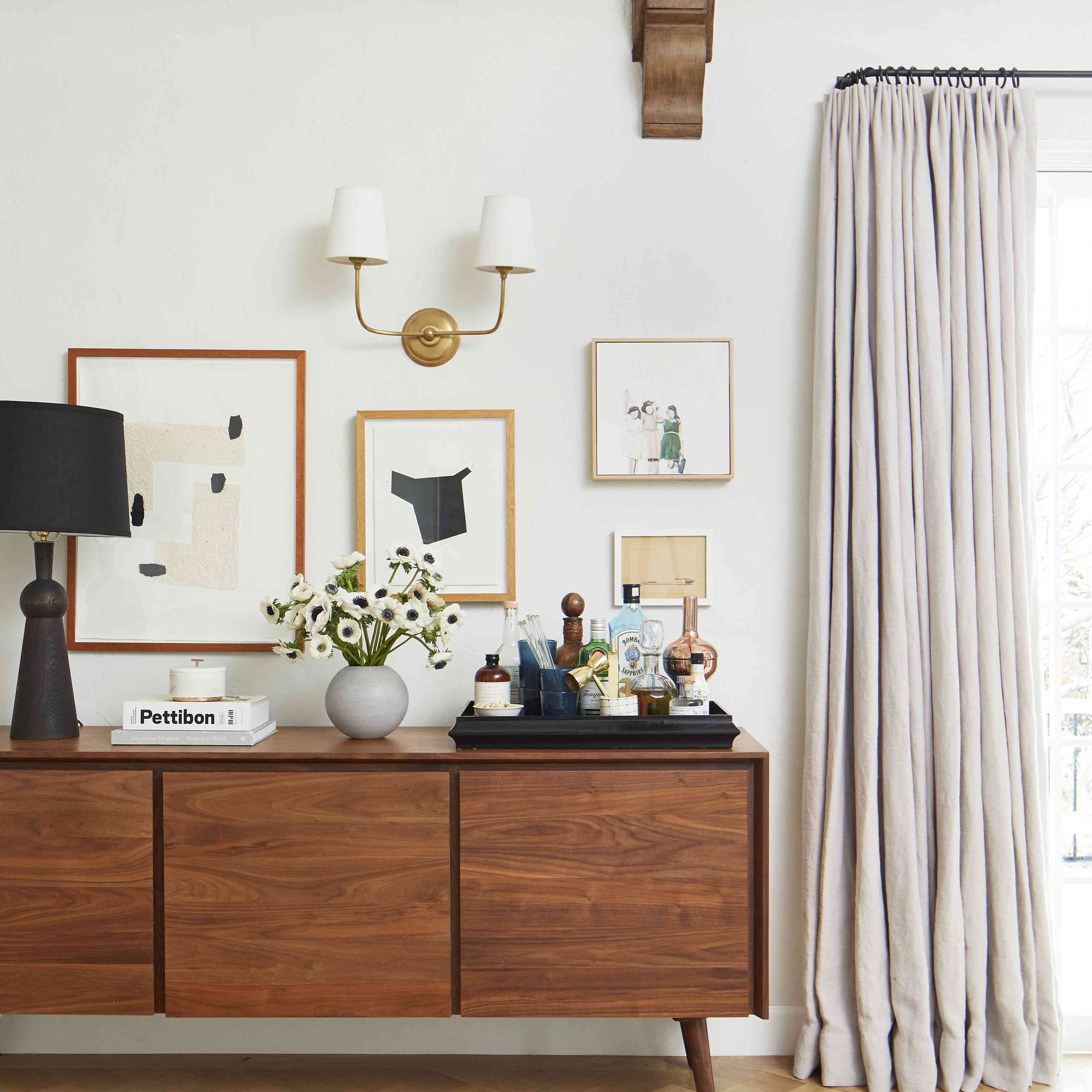 上面有相框图片的书房