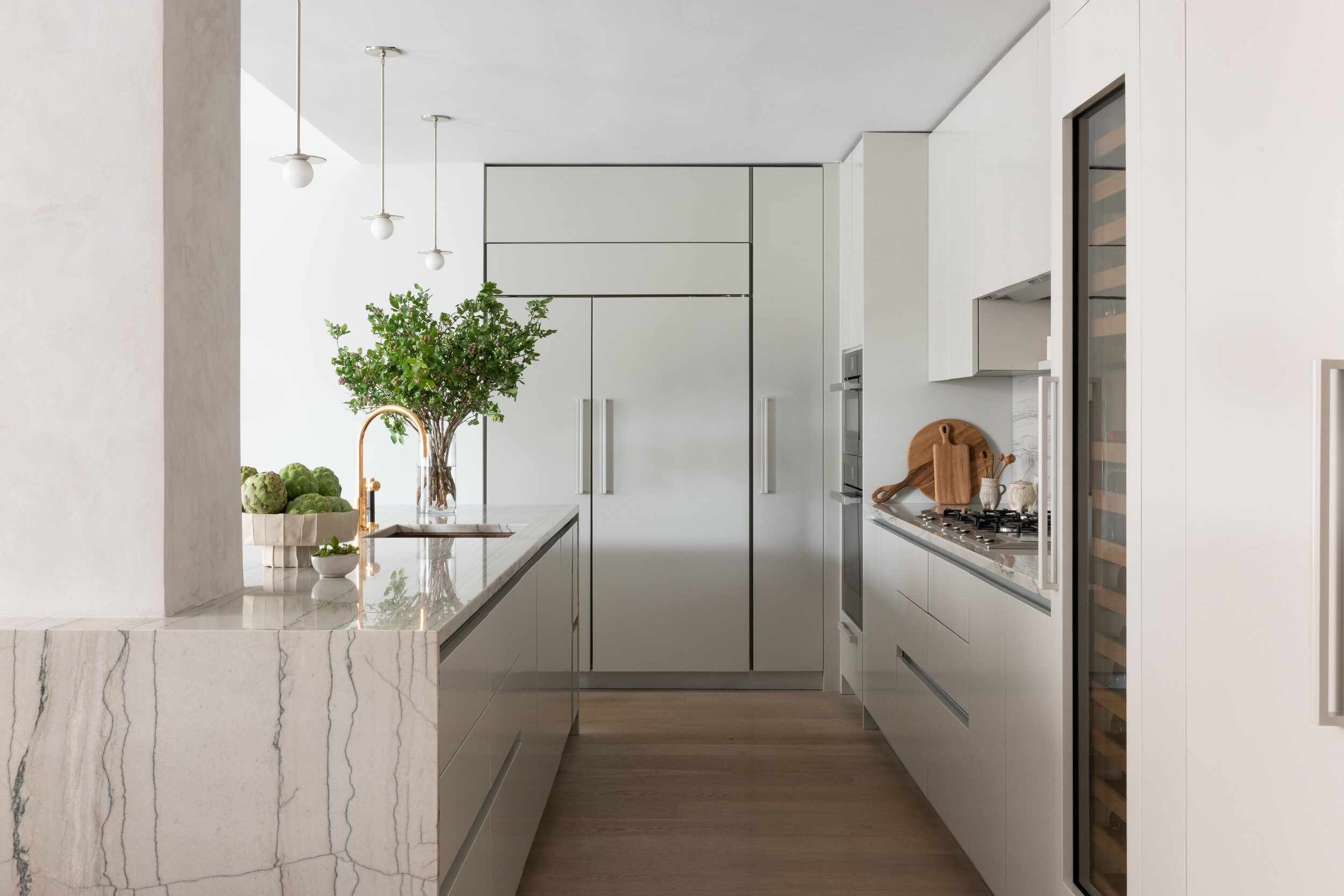 厨房里有浅灰色的橱柜和大理石台面