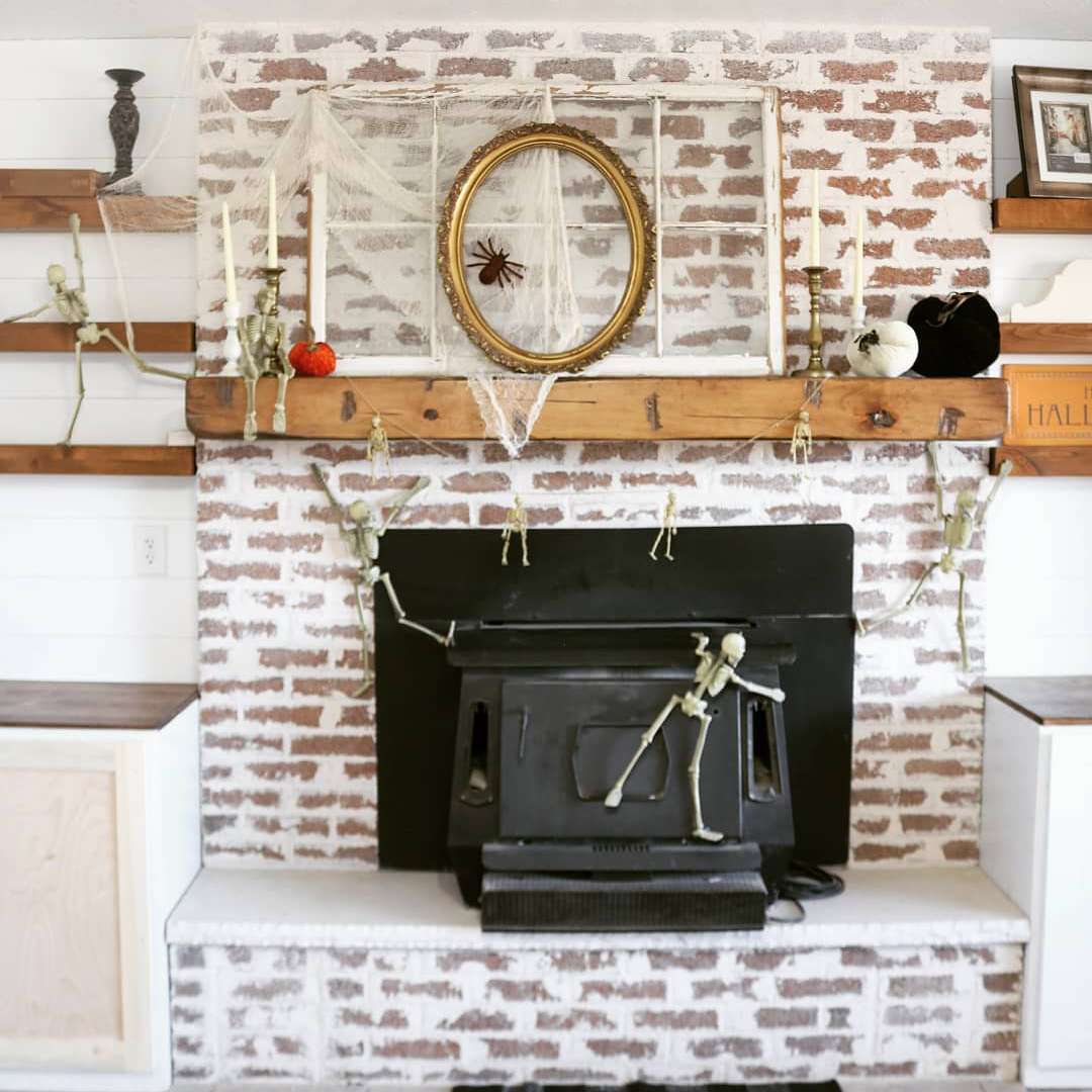 带有万圣节装饰的壁炉