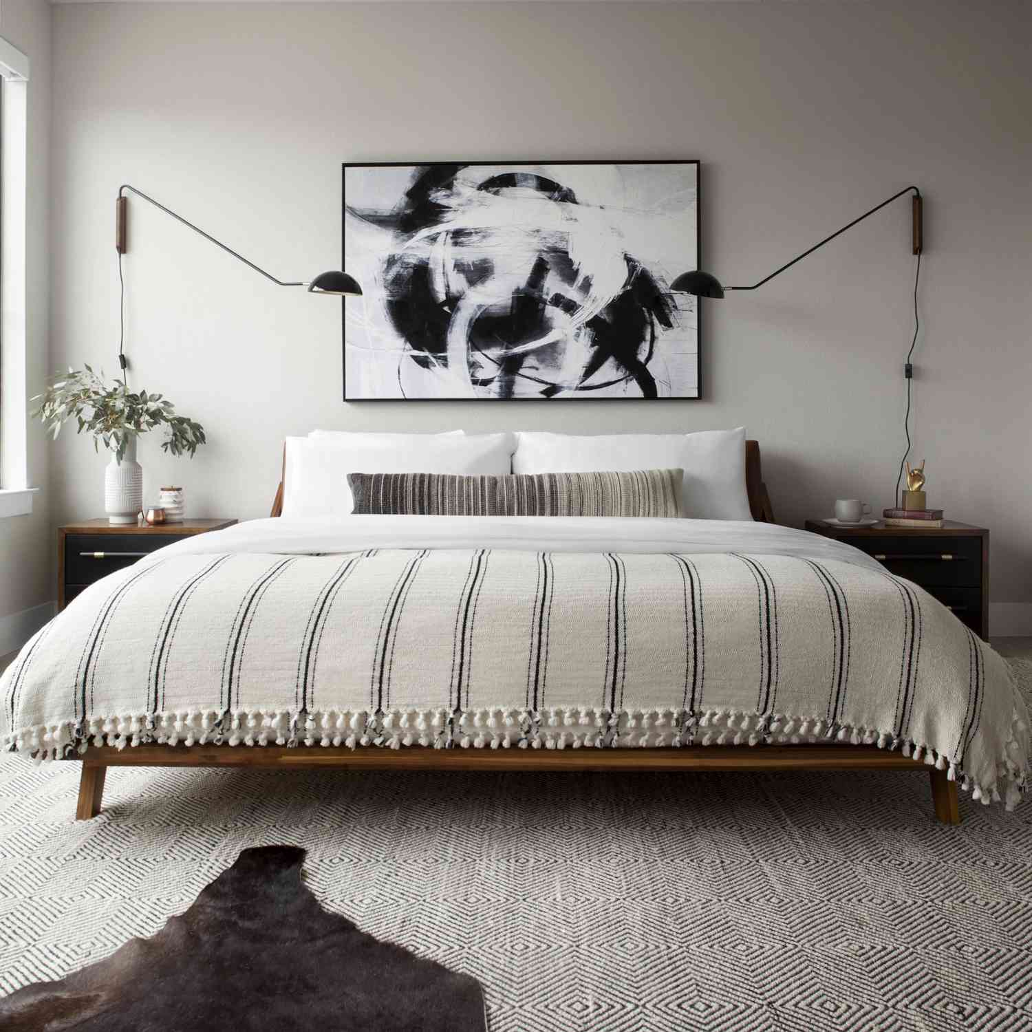 一间卧室，墙壁上安装在墙上