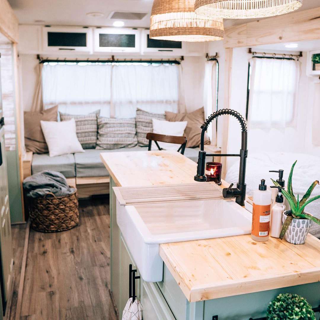 明亮的小家庭内部与坐的区域和厨房水槽。