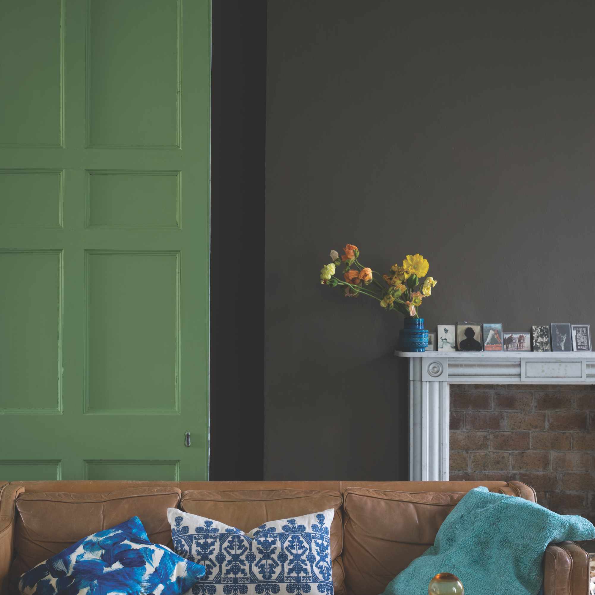 有绿色门的灰色客厅。