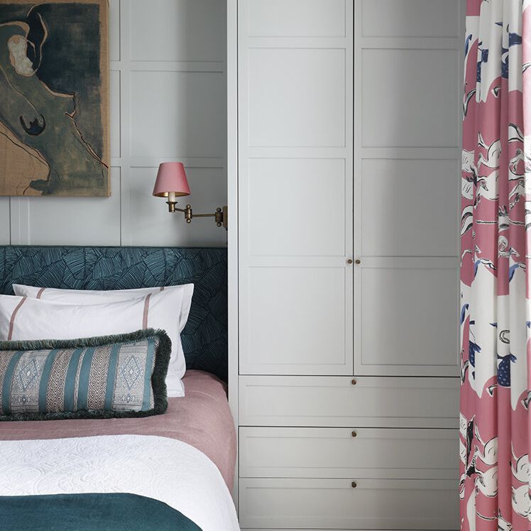 一张被定制橱柜和货架包围的床