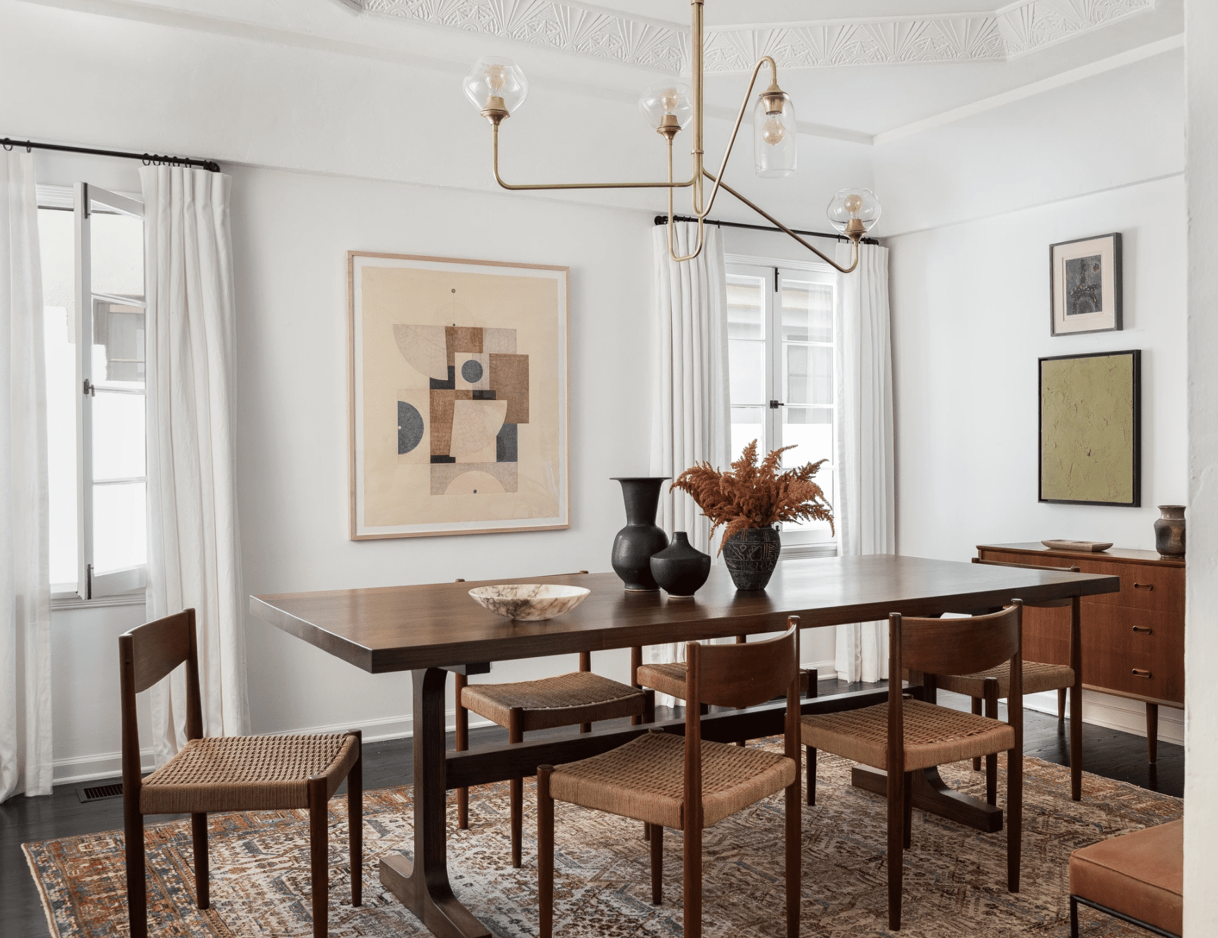 以米色和粉色艺术作品为特色的餐厅