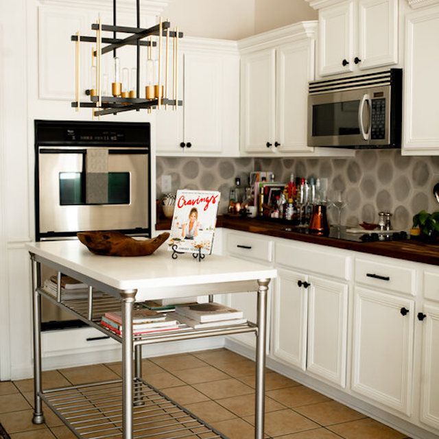 带独立岛台的厨房