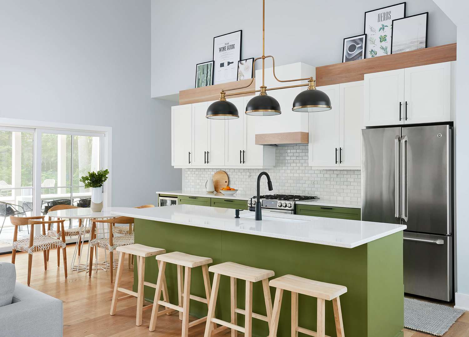 灰色厨房地毯在一个绿色厨房里