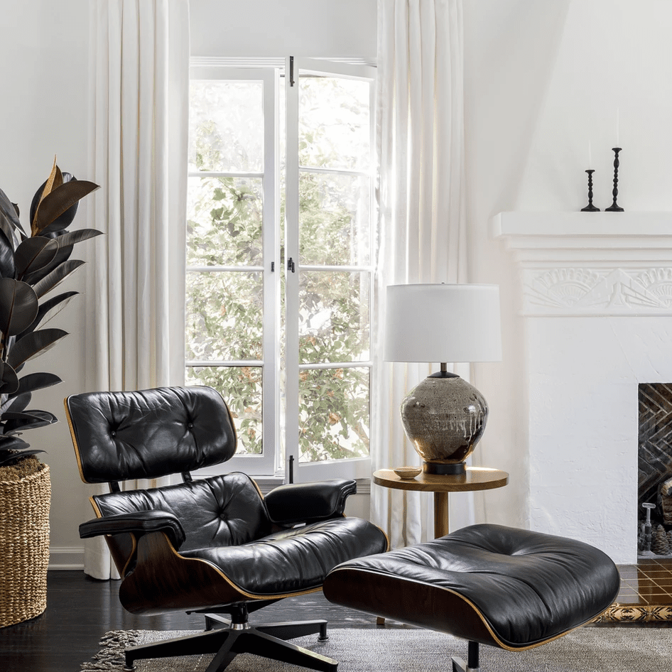 经典的皮革躺椅与配套的奥斯曼。