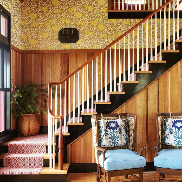 有黄色壁纸的楼梯