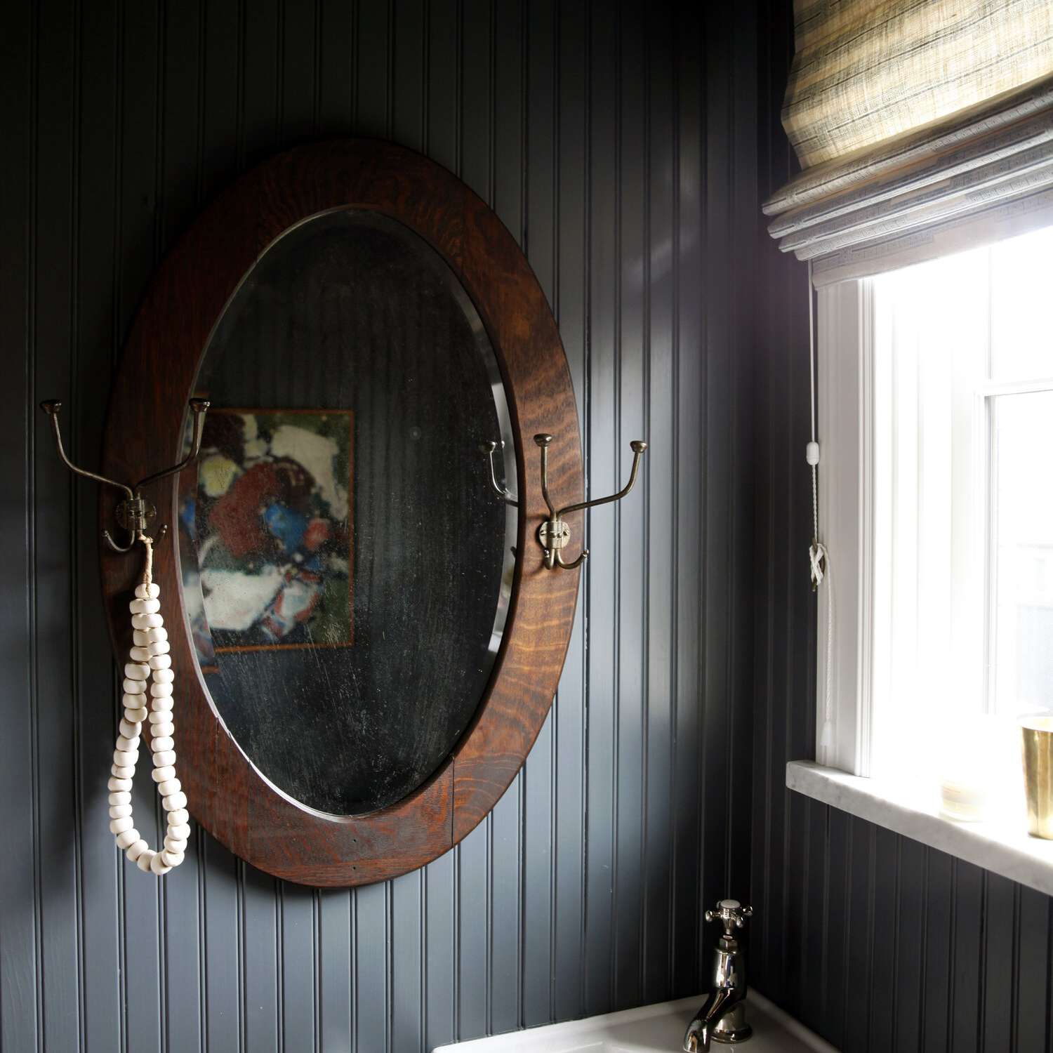 海军蓝色航海泳道浴室。